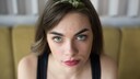 Junge Frau mit Lippenstift und Pickeln