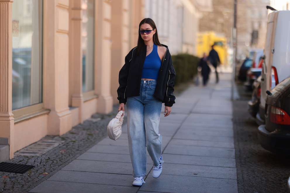 Frau in Jeans mit besonderer Waschung und schwarze Jacke