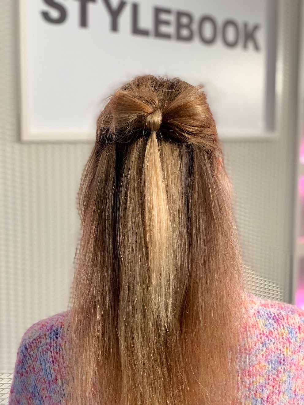 Model mit offenem Haar und einer selbst gemachten Schleife