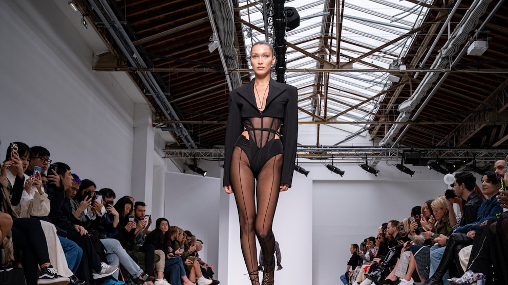 Mugler konnte schon immer hochkarätige Models für seine Laufstege gewinnen – hier Bella Hadid in 2020