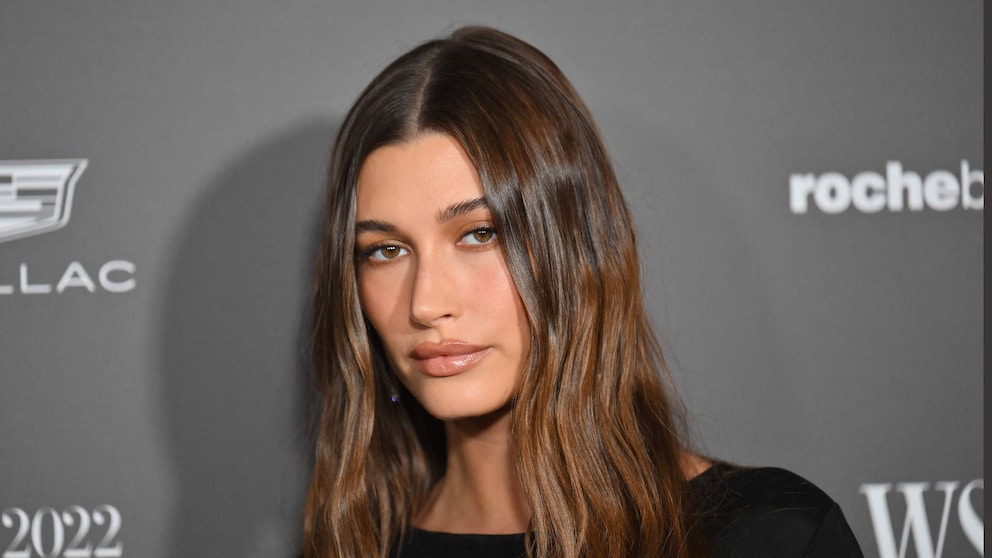 Der Farbe ist Hailey Bieber treu geblieben, die langen Haare musste jedoch dem Box Bob weichen