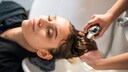 Mit fettigen Haare zum Friseur?