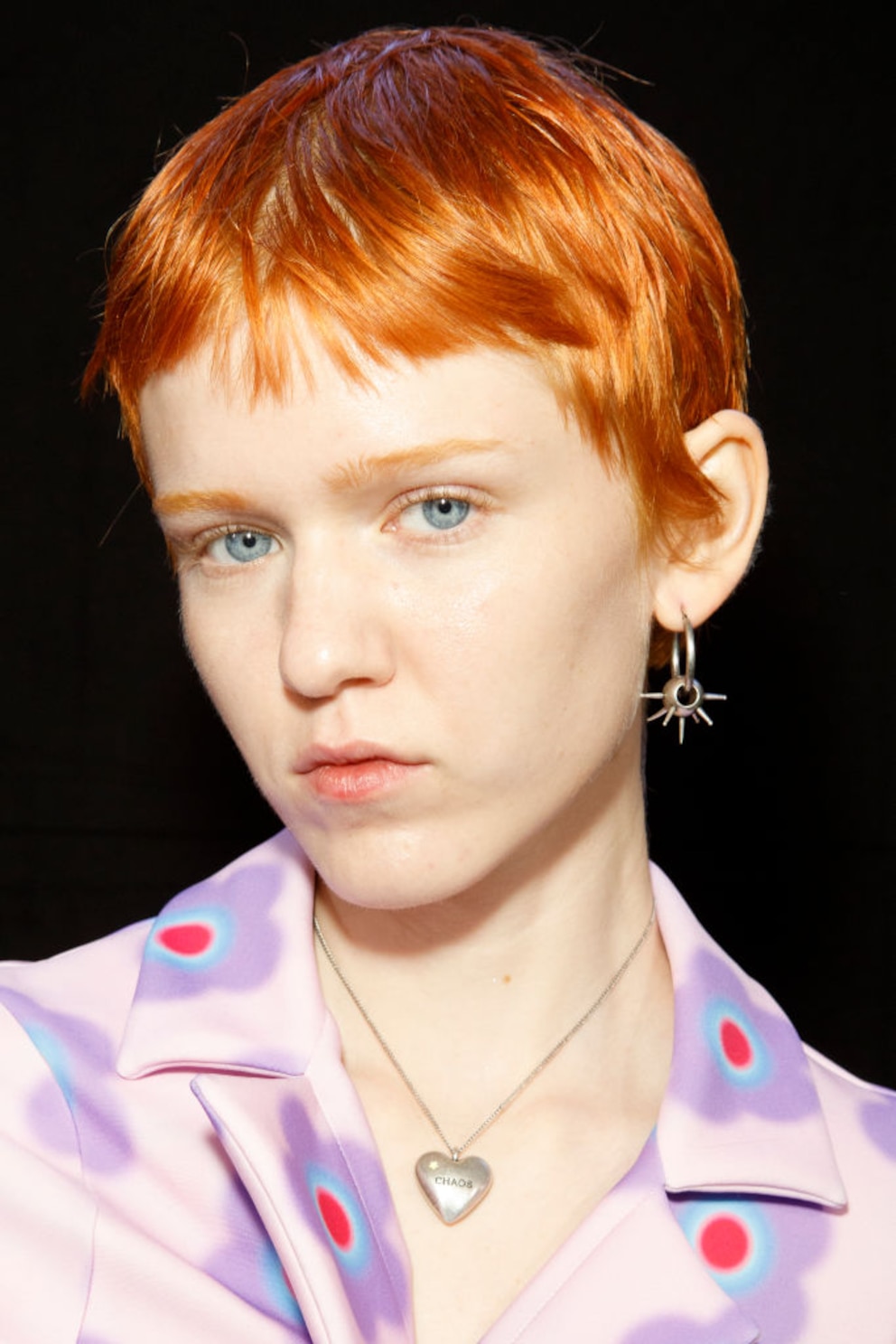 Model Marie Kippe mit orangenem Pixie-Cut