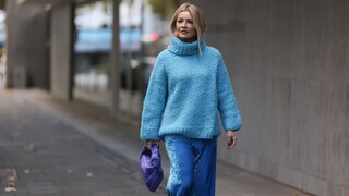 Samt wird mittlerweile nicht mehr nur elegant kombiniert, Stilbrüche wie die Kombi zum Strickpulli geben dem Velvet-Look eine Extraportion Style