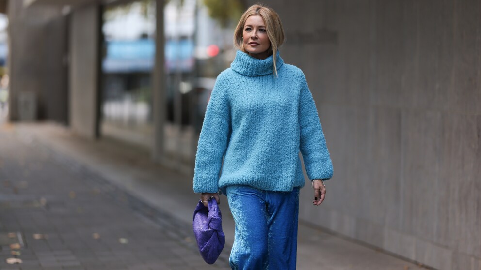 Samt wird mittlerweile nicht mehr nur elegant kombiniert, Stilbrüche wie die Kombi zum Strickpulli geben dem Velvet-Look eine Extraportion Style