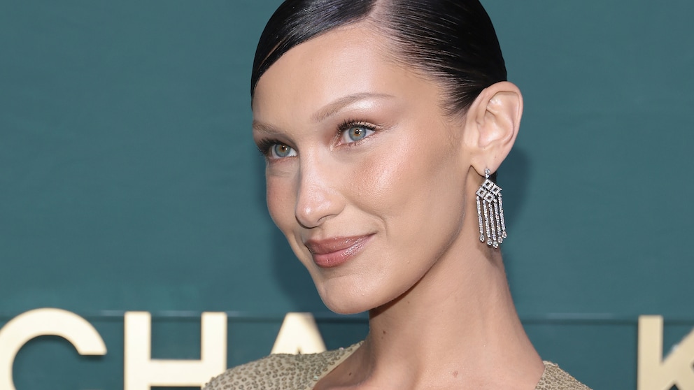 Bella Hadid mit tiefem Seitenscheitel
