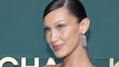 Bella Hadid mit tiefem Seitenscheitel