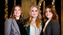 Prinzessin Alexia (hier ganz rechts im Bild) neben ihren Schwestern, Prinzessin Ariane und Prinzessin Amalia