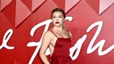Florence Pugh auf rotem Teppich mit dunkelroten Lippen