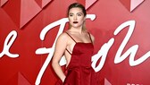 Florence Pugh auf rotem Teppich mit dunkelroten Lippen