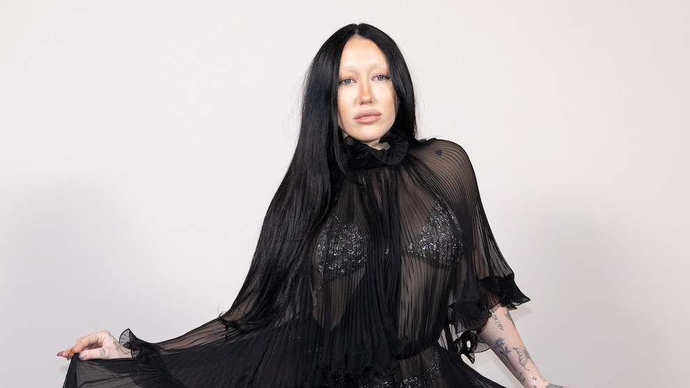 Schwarze glatte Haare, pralle Lippen, unsichtbare Augenbrauen und kaum mehr Mimik im Gesicht: Noah Cyrus schockt mit ihrem neuen Look!