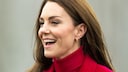 Bei einem Besuch der Windsor Foodshare zeigte Prinzessin Kate sich in einem Outfit in der Trendfarbe 2023 Viva Magenta