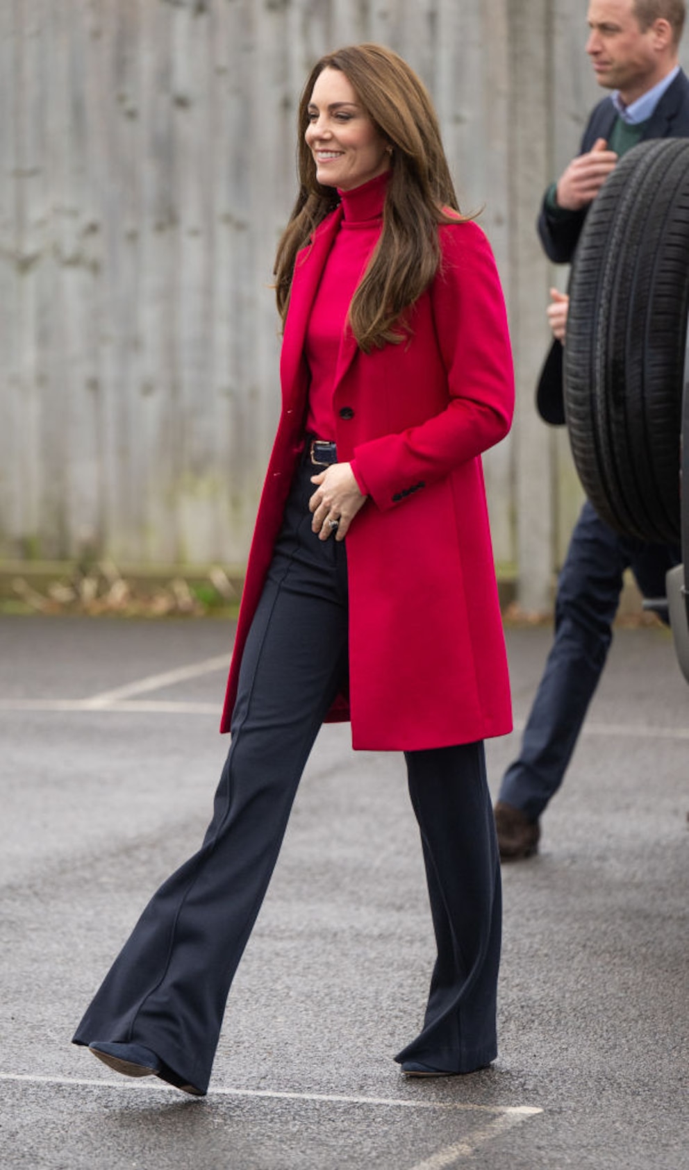 Kate Middleton in einem Pulli und Mantel in Viva Magenta