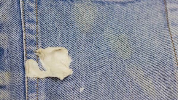 Wie Bekomme Ich Kaugummi Aus Der Jeans So lässt sich Kaugummi von Kleidung entfernen STYLEBOOK