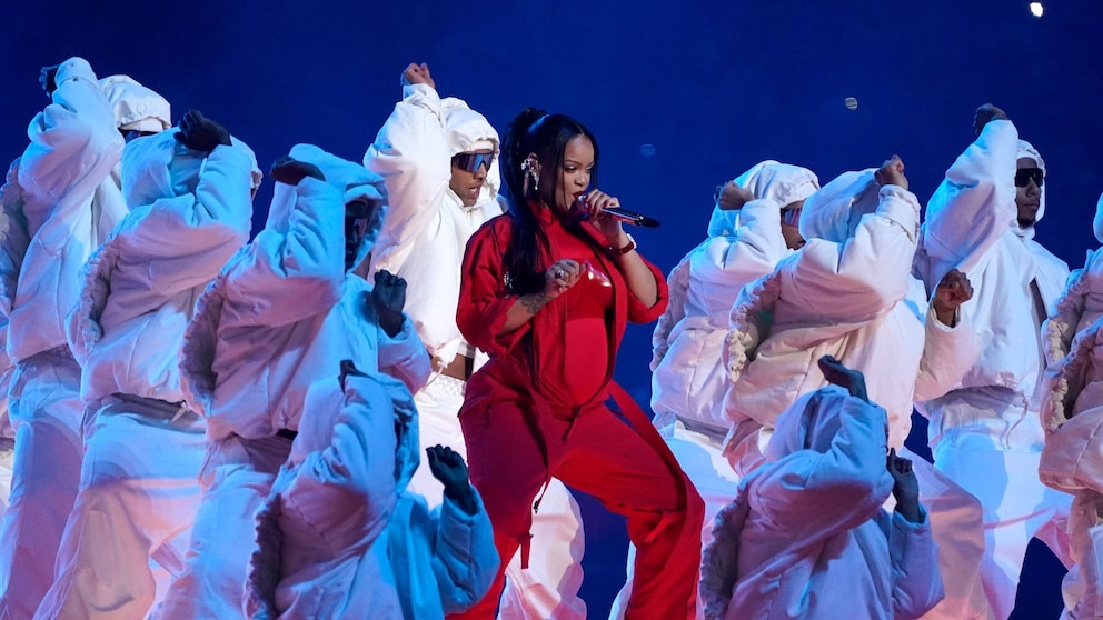 Congrats! Rihanna und ihr Lebensgefährte Asap Rocky werden bald zweifache Eltern sein, wie die Sängerin beim Super Bowl 2023 öffentlich machte