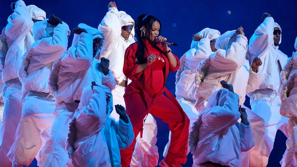 Congrats! Rihanna und ihr Lebensgefährte Asap Rocky werden bald zweifache Eltern sein, wie die Sängerin beim Super Bowl 2023 öffentlich machte