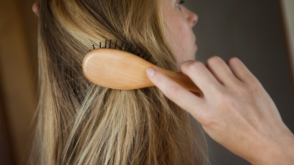 Frau beim Haare kämmen