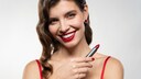 Roter Lippenstift ist bei vielen Frauen beliebt – ein Blick auf die Inhaltsstoffe ist jedoch empfehlenswert