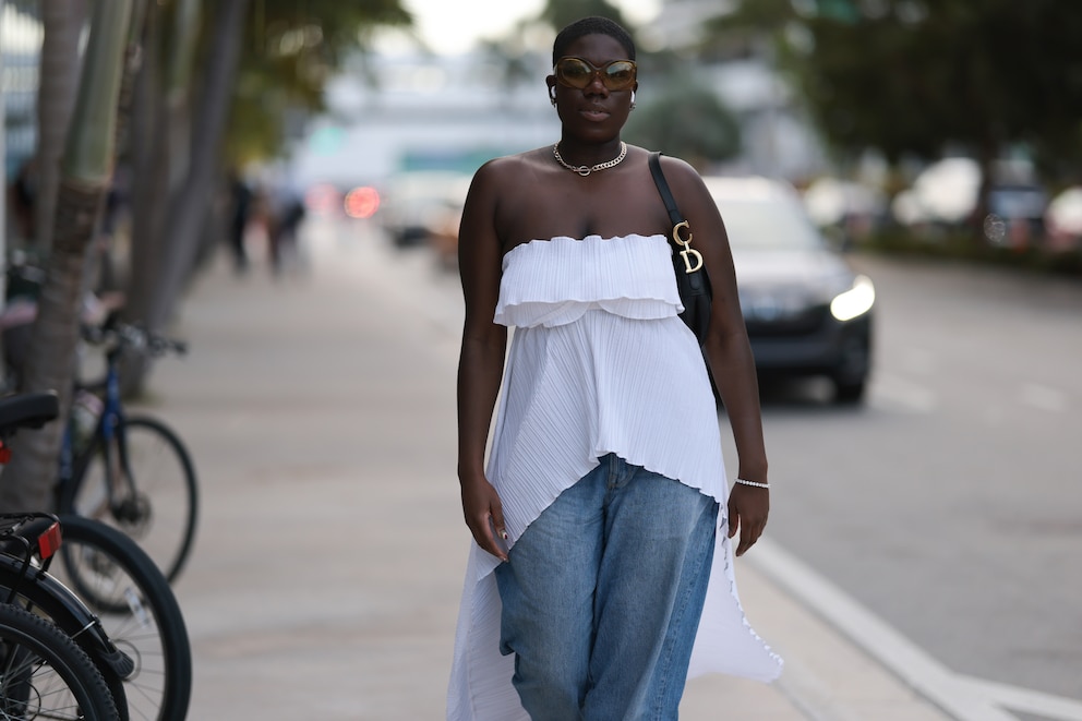 Frau in Streetstyle mit trägerlosem Oberteil