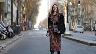 Frau auf der Straße in edlem Kleid