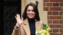 Prinzessin Kate mit Blumenstrauß und in beigem Mantel... noch!