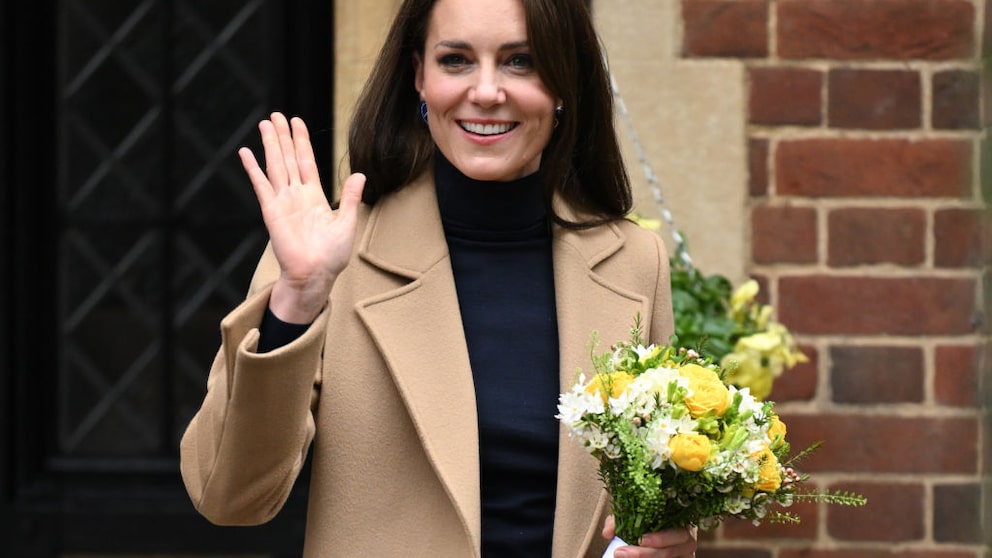 Prinzessin Kate mit Blumenstrauß und in beigem Mantel... noch!