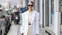 Dame mit weißem Oversize-Blazer auf der Milan Fashion Week