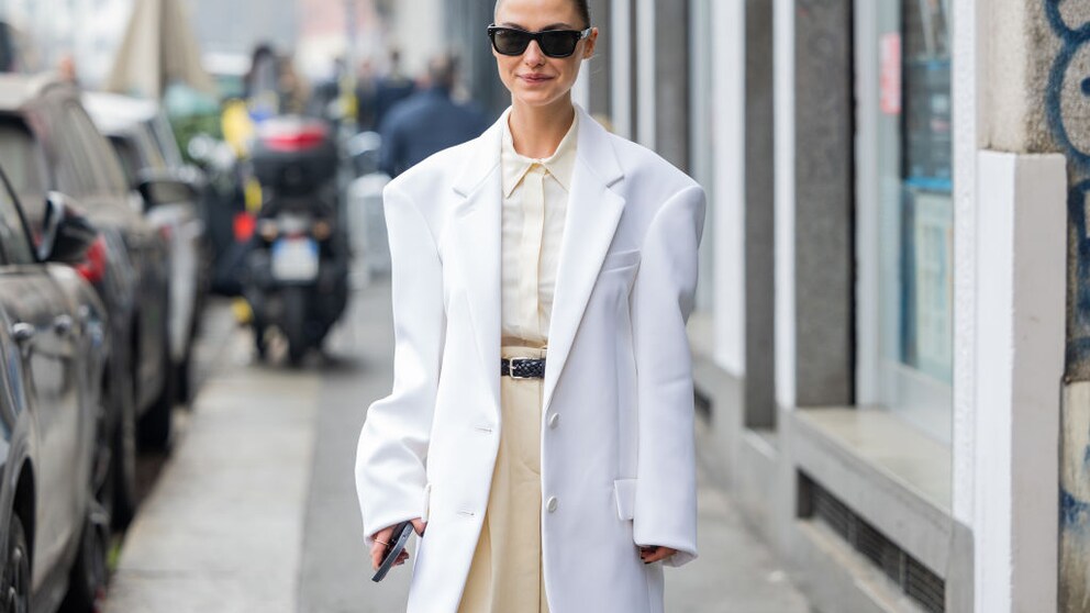 Dame mit weißem Oversize-Blazer auf der Milan Fashion Week