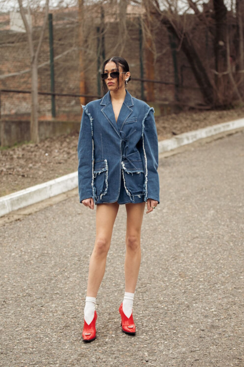 Lady mit Jeans-Blazer auf der Milan Fashion Week, bei der ich mir zu gerne Inspo hole