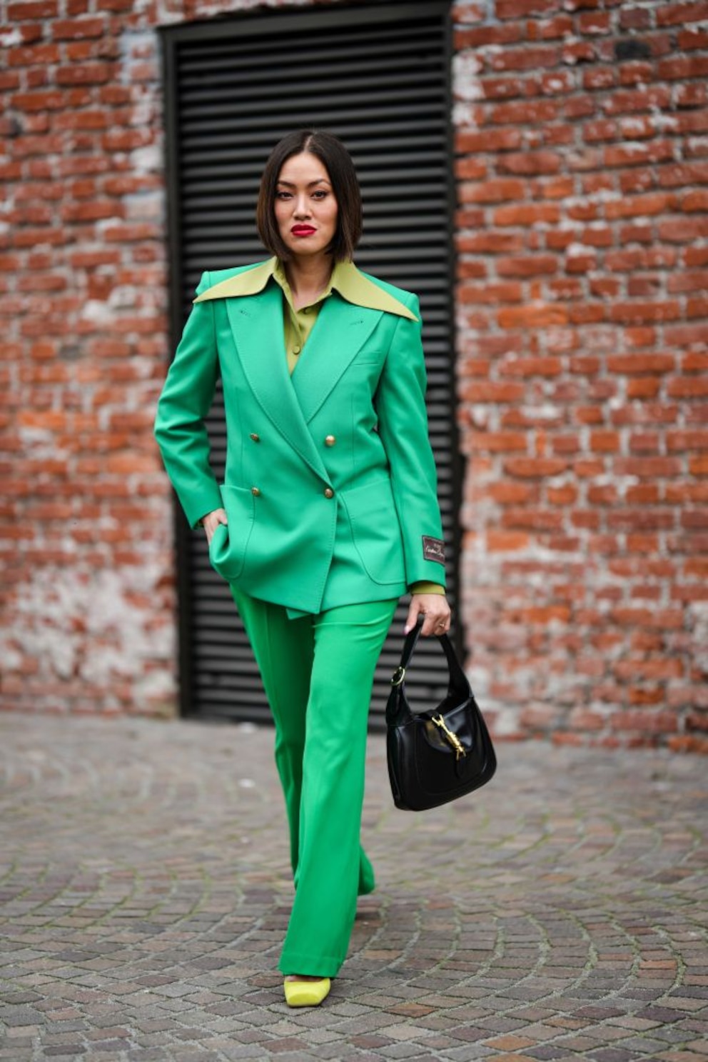 Lady mit grünem Blazer auf der Milan Fashion Week, bei der ich mir zu gerne Inspo hole