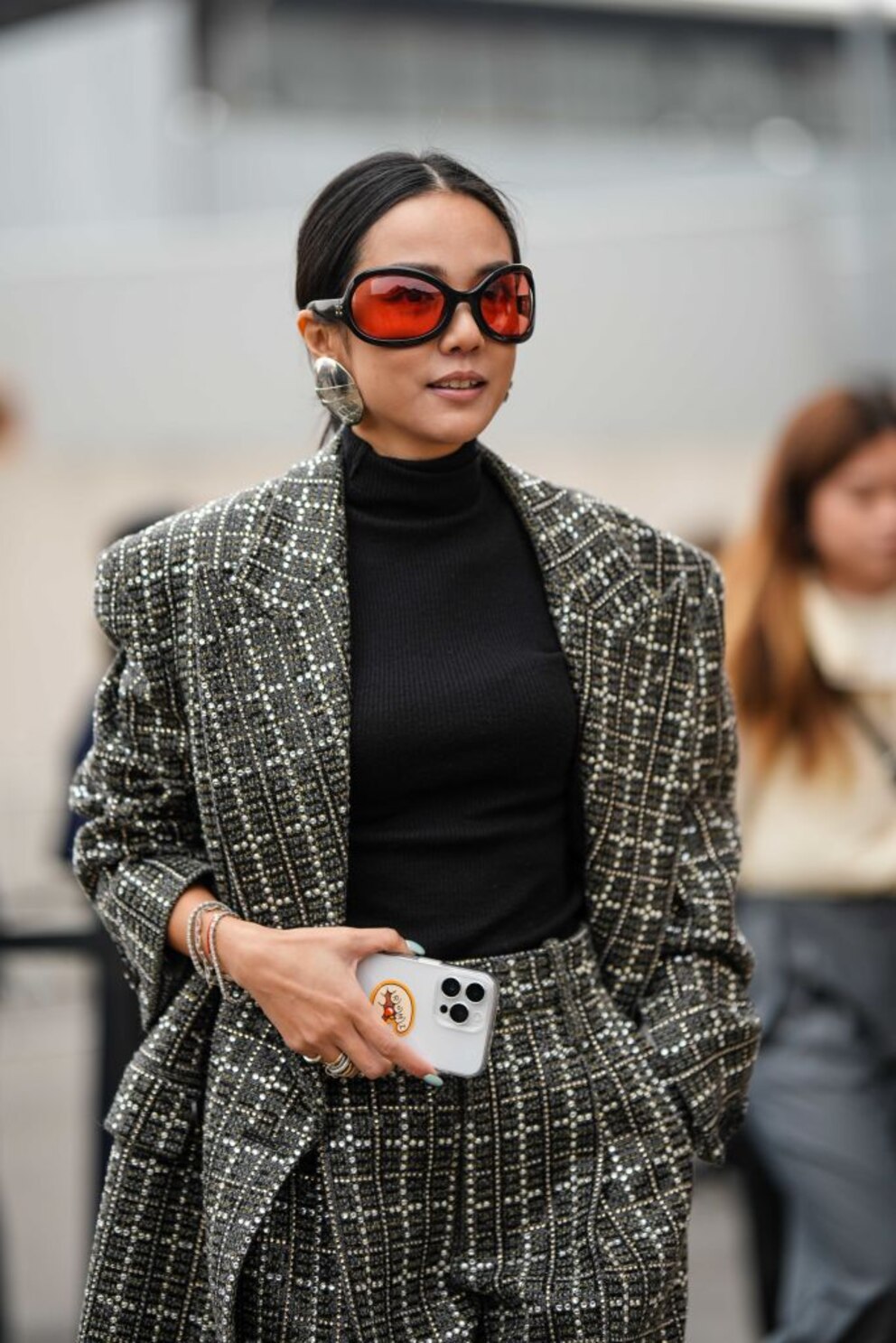 Lady mit Bouclé-Blazer auf der Milan Fashion Week, bei der ich mir zu gerne Inspo hole