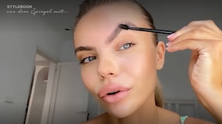 Screenshot vom Video mit Content Creator Aliona Gris, die im Video-Tutorial zeigt, wie sie ihre Soap Brows hinbekommt