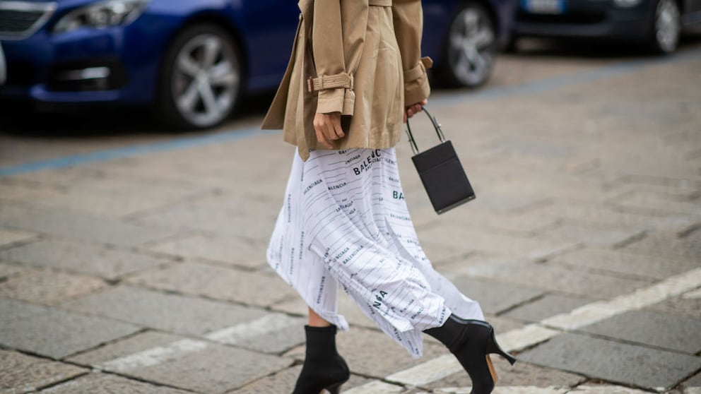 Cropped Trench in Beige, weißer luftiger Rock und schwarze Stiletto-Boots, die ich auch irgendwo habe und wirklich mal wieder suchen sollte, weil sie sich so toll kombinieren lassen