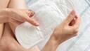 Binde in Frauenhand
