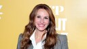 Julia Roberts, wie wir sie kennen: mit Mittelscheitel und strahlendem Lächeln