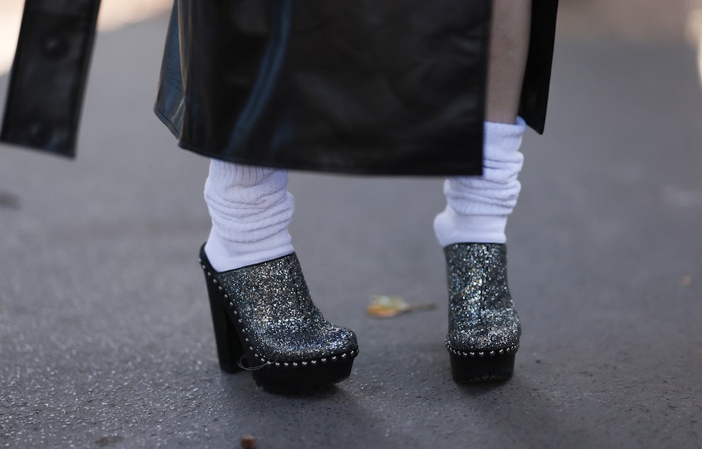 Streetstyle aus Paris: Clogs mit hohem Absatz und Glitzer!