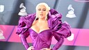 Christina Aguilera auf dem roten Teppich in einem lila Kleid mit bauschigem Schulter-Nacken-Bereich