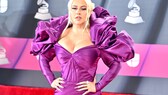 Christina Aguilera auf dem roten Teppich in einem lila Kleid mit bauschigem Schulter-Nacken-Bereich