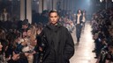 Model Irina Shayk auf dem Runway der Isabel Marant-Show in Paris in einem sehr weiten schwarzen Mantel