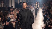 Model Irina Shayk auf dem Runway der Isabel Marant-Show in Paris in einem sehr weiten schwarzen Mantel