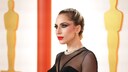 Lady Gaga mit extravagantem Make-up, Smokey Eyes, viel Rouge und rotem Lippenstift