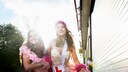Zwei junge Frauen in Kostümen auf dem Weg zum JGA. Sie lachen, aber ob sie wirklich Spaß haben? Es ist ein Fotoshooting, also wahrscheinlich ja. Aber es werden immer weniger, die Lust auf diesen „klassischen“ JGA haben, oder?