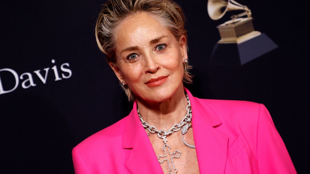 Auch Hollywood-Ikone Sharon Stone setzt auf Hot Pink