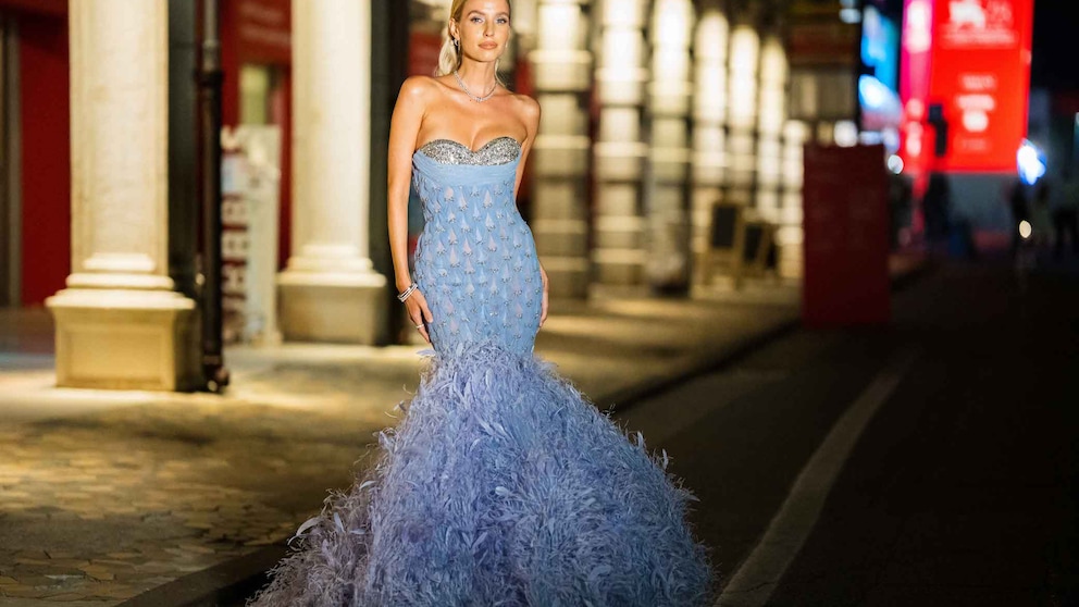 Model in Meerjungfrauenkleid