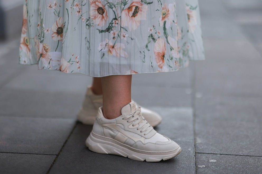 Helle Sneaker und florale Kleider geben im Frühling ein perfektes Team ab 