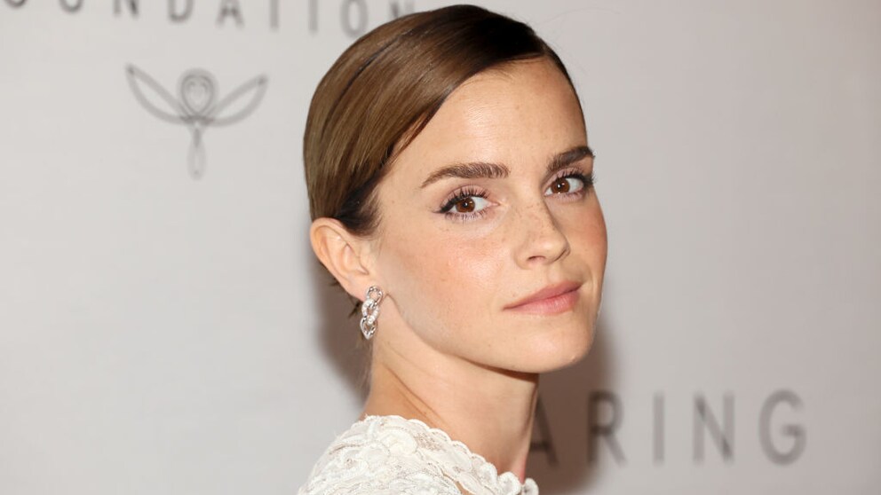 Emma Watson blickt milde lächelnd über ihre Schulter in die Kamera auf einem roten Teppich. Die Haare sind glatt zurückgenommen, sie trägt weiß und dezenten Schmuck sowie Make-up. So könnte sie aussehen, wenn sie – zurecht – zufrieden auf die letzten Jahre zurückblickt