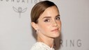 Emma Watson blickt milde lächelnd über ihre Schulter in die Kamera auf einem roten Teppich. Die Haare sind glatt zurückgenommen, sie trägt weiß und dezenten Schmuck sowie Make-up. So könnte sie aussehen, wenn sie – zurecht – zufrieden auf die letzten Jahre zurückblickt