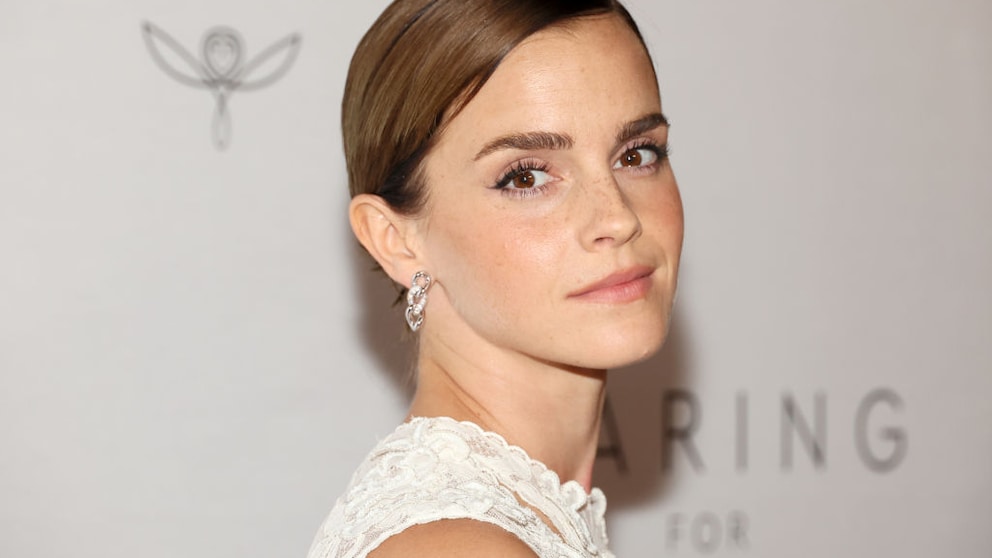 Emma Watson blickt milde lächelnd über ihre Schulter in die Kamera auf einem roten Teppich. Die Haare sind glatt zurückgenommen, sie trägt weiß und dezenten Schmuck sowie Make-up. So könnte sie aussehen, wenn sie – zurecht – zufrieden auf die letzten Jahre zurückblickt