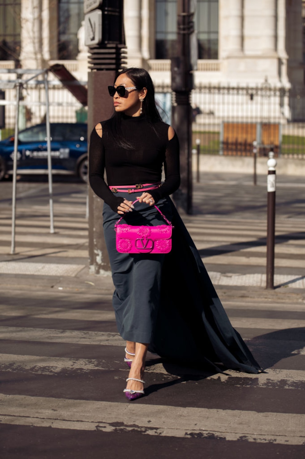 Dame in Schwarz mit pinker Handtasche