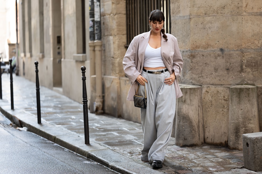 Der Oversized-Blazer hat uns schon durch Herbst und Winter begleitet, und auch im Frühling bleiben wir dem universell einsetzbaren Kleidungsstück treu